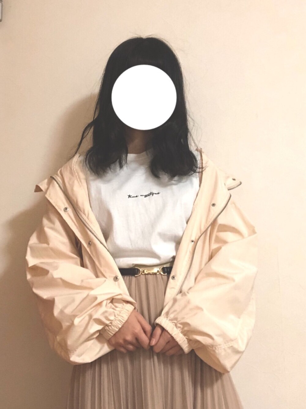 「春色、ホワイトコーデ、きれいめカジュアル、春アウター、オトナガーリー、シンプル、淡色コーデ」｜「INGNIのチビロゴロングTシャツ（Tシャツ/カットソー、ホワイト系）」を使った、まなみょんさん（レディース・160cm）の冬コーディネートの1枚目の写真