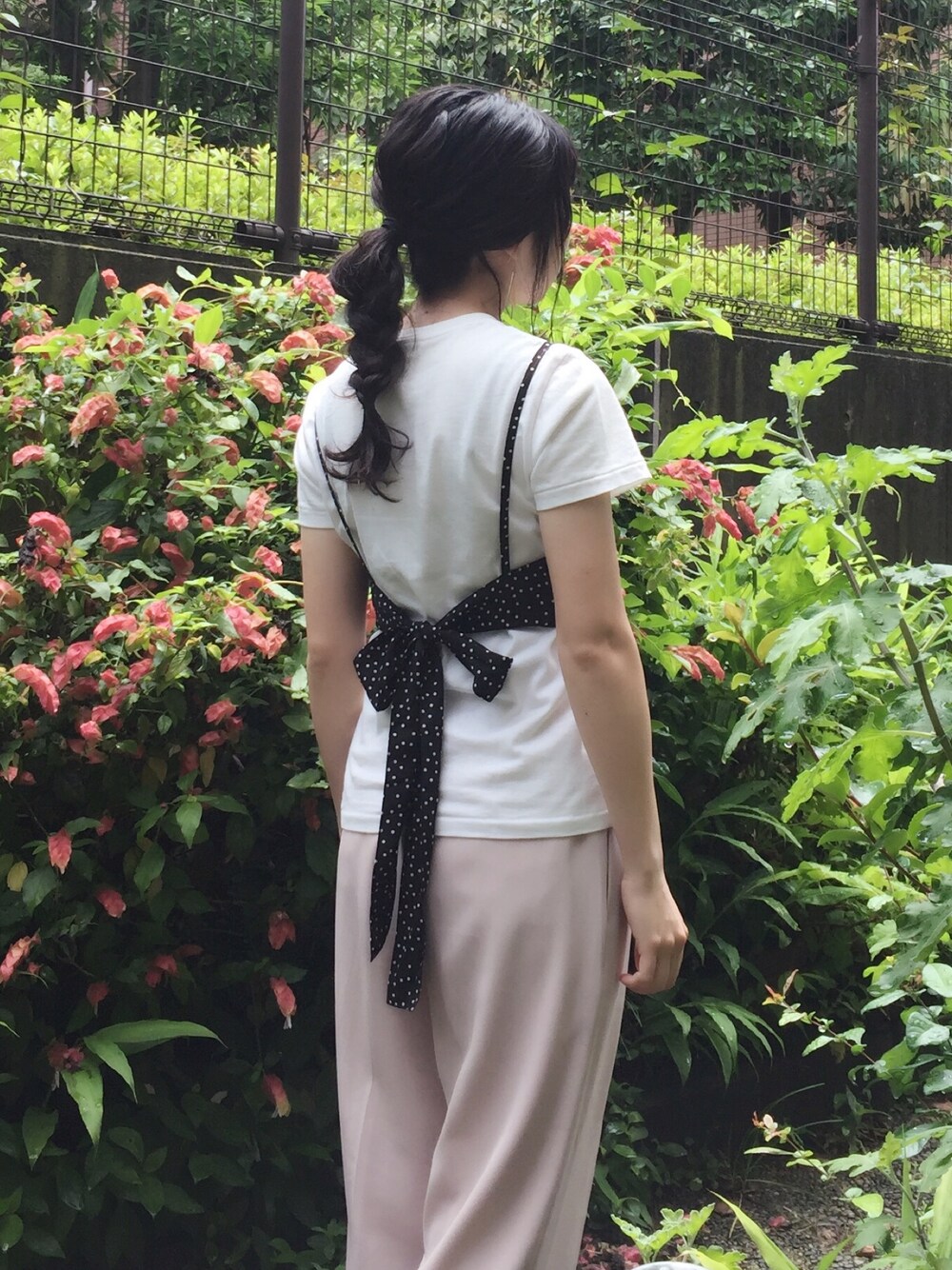 「ビスチェ、オトナ女子、プチプラ、大人ガーリー、白トップス、バックスタイル、みつあみ、UNIQLO、ドット、白Tシャツ」｜「UNIQLOのアイテム（Tシャツ/カットソー、ホワイト系）」を使った、kcoさん（レディース・157cm）の夏コーディネートの1枚目の写真