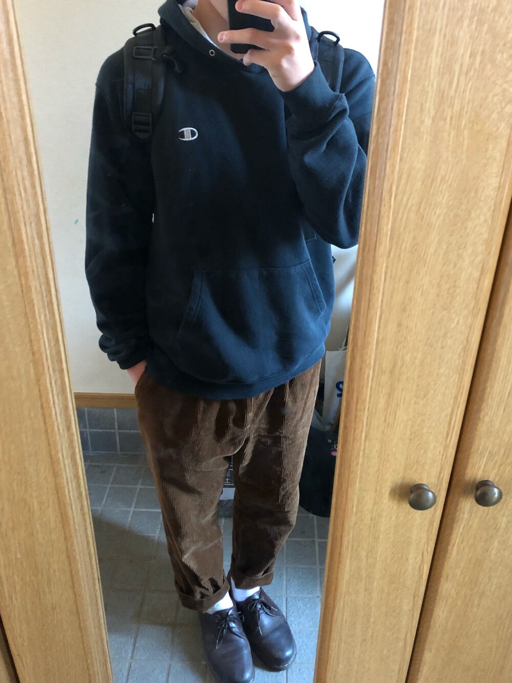 「Champion、バイト、休日スタイル、お洒落さんとつながりたい、Dr.Martens、GLOBAL WORK、Anello、ゆるコーデ、ビックシルエット、パーカー」｜「anelloの【WEB限定】anello/アネロ 高密度ナイロンバックパック（バックパック/リュック、ブラック系）」を使った、としさん（メンズ・178cm）の春コーディネートの1枚目の写真
