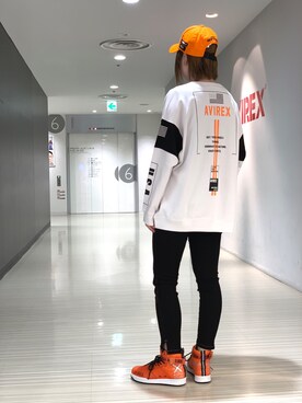 デニムパンツを使った オレンジスニーカー のレディース人気ファッションコーディネート Wear