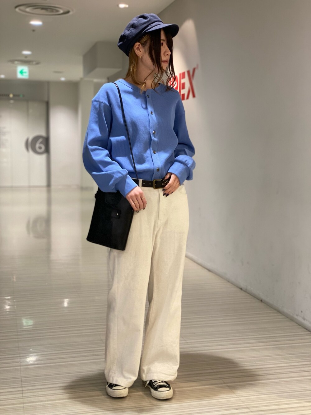 「ブルー、AVIREX、大人カジュアル、リブニット、ホワイトコーデ、春カラー、春コーデ、カジュアルコーデ、淡色コーデ、AVIREXBelle」｜「AVIREXのリネンキャスケット/ LINEN CASQUETTE（キャスケット、ブルー系）」を使った、にしはたさん（レディース・166cm）の冬コーディネートの1枚目の写真
