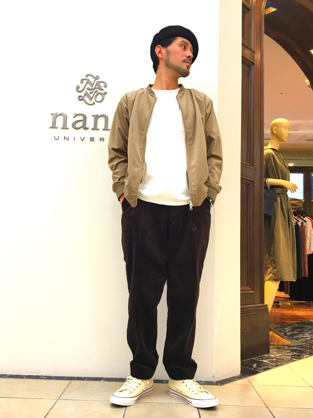 「ブルゾン、converse、ベルベット、コーデュロイパンツ、orcival、ナノユニバース、nano・universe、なんばパークス、秋コーデ、AW」｜「NANO universeの//ベルベットジップカーデ（MA-1、ベージュ系）」を使った、nanouniverse難波STAFFさん（メンズ・180cm）の秋コーディネートの1枚目の写真