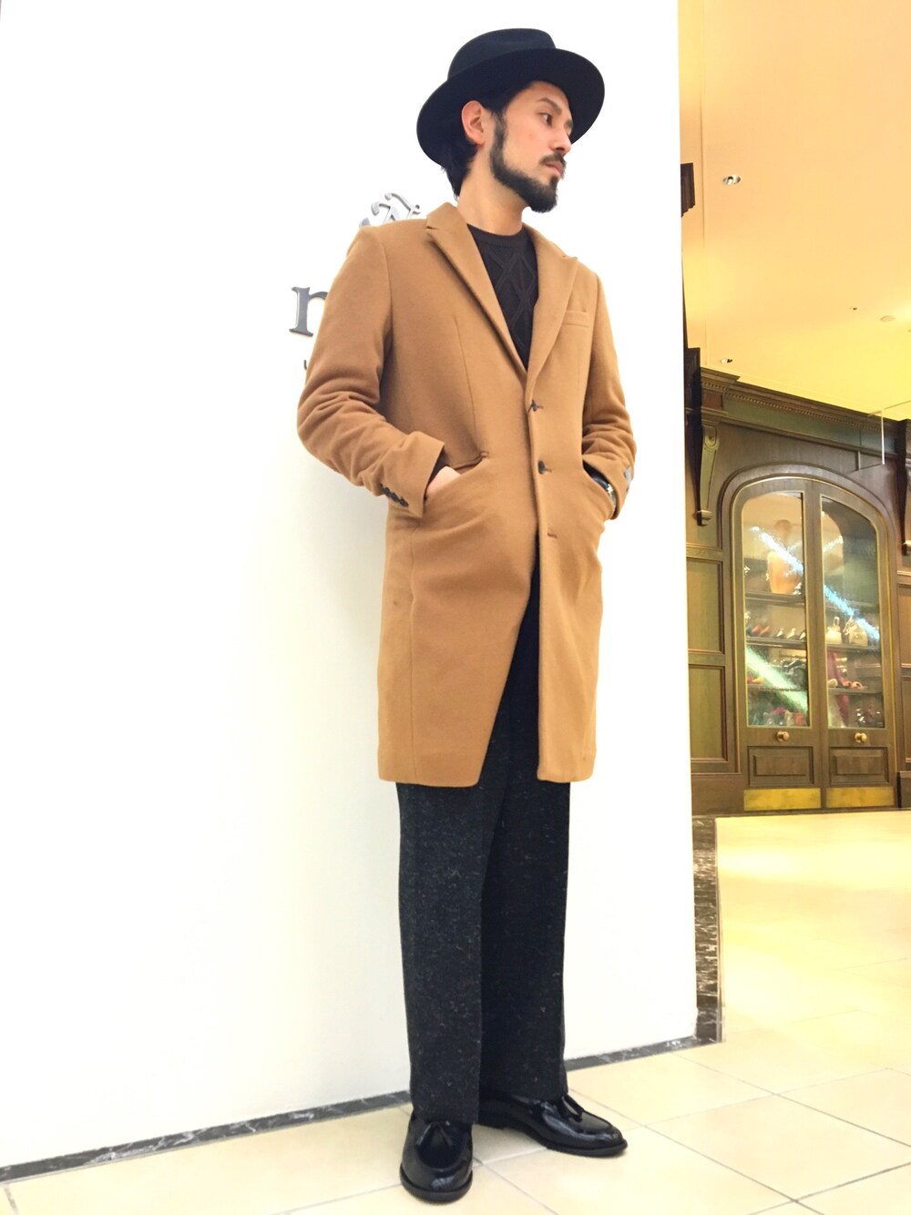 「nano・universe、ナノユニバース、チェスターコート、ケーブルニット、ファビオルスコーニ、FABIO RUSCONI 、秋冬、ニット、なんばパークス」｜「NANO universeのMELTONチェスターコート（チェスターコート、イエロー系）」を使った、nanouniverse難波STAFFさん（メンズ・170cm）の秋コーディネートの1枚目の写真