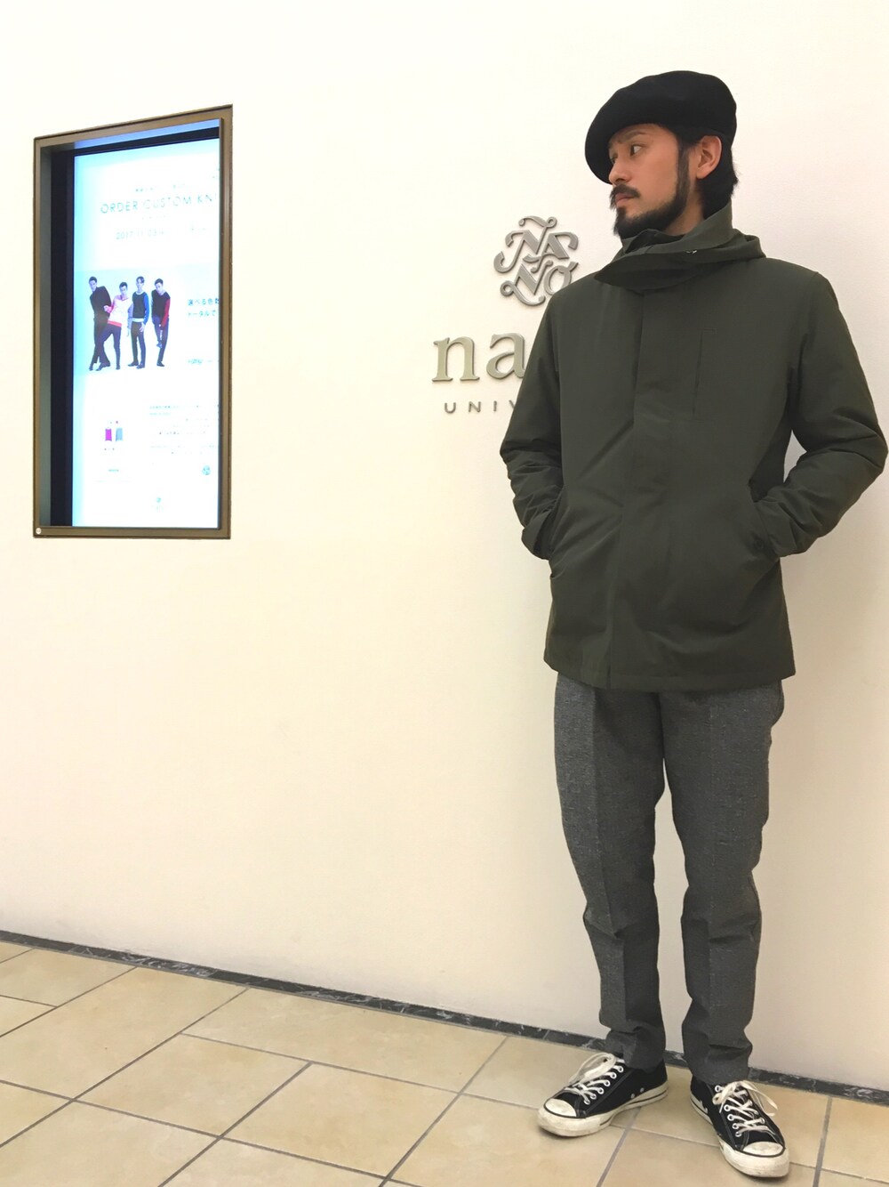 「nano・universe、ナノユニバース、ミリタリー、モッズコート、カーキ、LEE、秋冬、ベレー帽、スニーカー、なんばパークス」｜「NANO universeの//中綿ミリタリーショートモッズコート（モッズコート、グリーン系）」を使った、nanouniverse難波STAFFさん（メンズ・170cm）の秋コーディネートの1枚目の写真