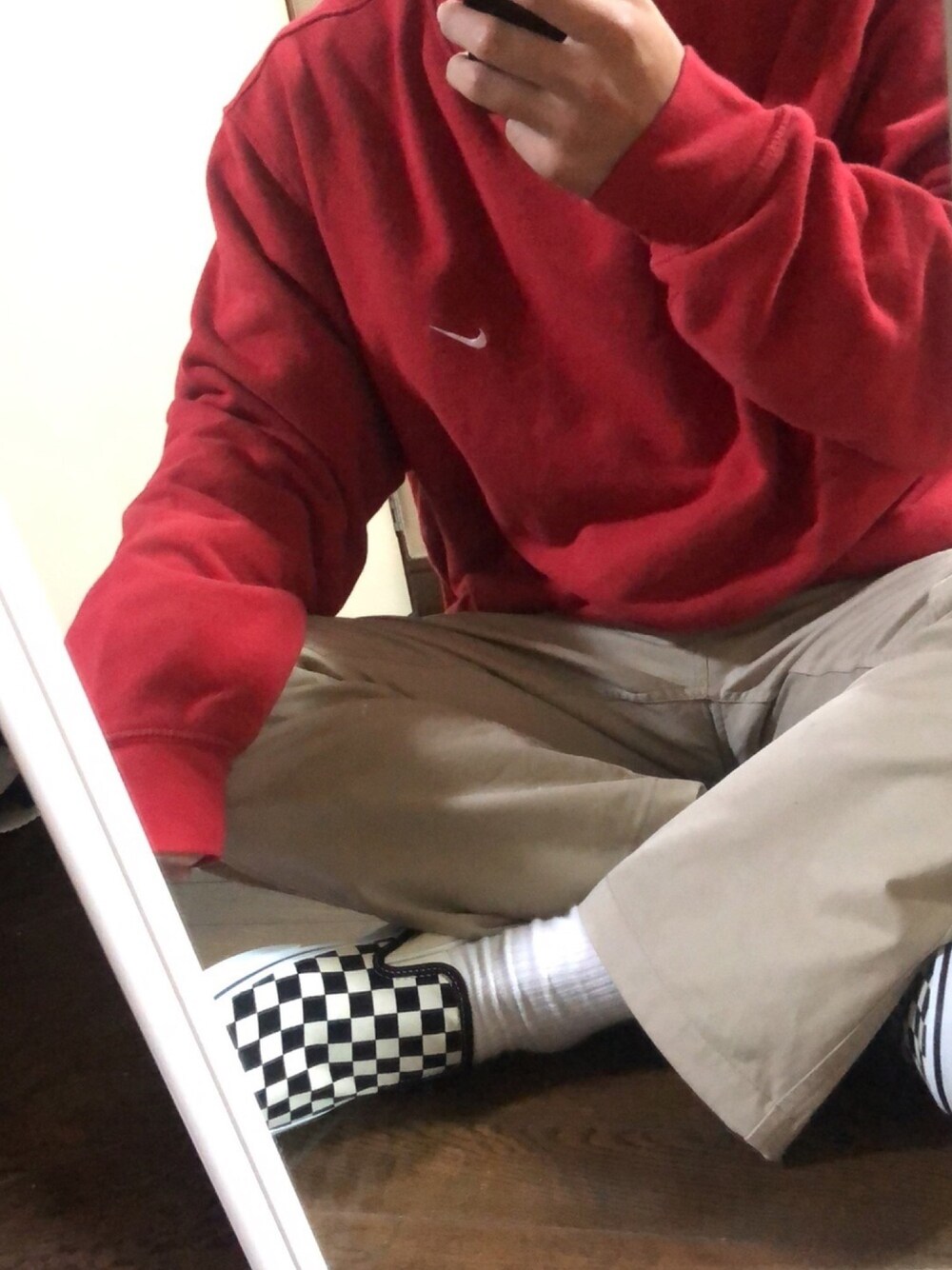 「NIKE、ナイキ、UNIQLO、ユニクロ、チノパン、VANS、スリッポン、ストリート、スウェット」｜「NIKEの【ヴィンテージ古着】NIKE/ナイキ クルーネックスウェット（スウェット、レッド系）」を使った、ヒカルさん（メンズ・169cm）の秋コーディネートの1枚目の写真