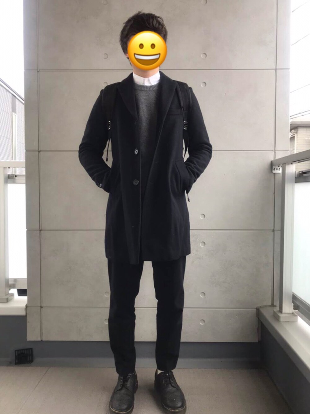 「秋冬、オトナカジュアル、カジュアル、休日スタイル、黒コーデ、秋、シンプルコーデ、Dr.Martens、冬コーデ、ニット」｜「BEAMSのBEAMS / メルトン チェスターコート（チェスターコート、ブラック系）」を使った、trnkhtlさん（メンズ・172cm）の秋コーディネートの1枚目の写真