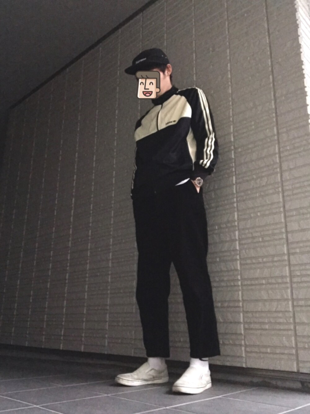 「秋コーデ、スニーカー、ラフ、ブラック、キャップ、今日のコーデ、GUコーデ、コーデュロイ、ジャージ、adidas」｜「Supreme のアイテム（キャップ、ブラック系）」を使った、trnkhtlさん（メンズ・172cm）の秋コーディネートの1枚目の写真
