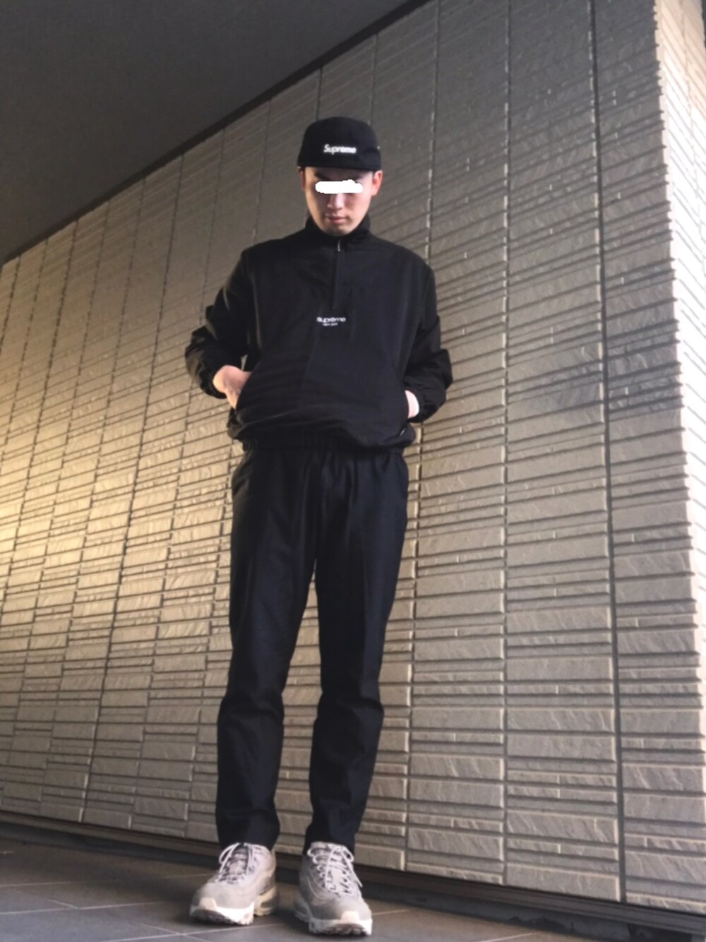 「シンプルコーデ、supreme、ランニングスタイル、トラックジャケット、黒、黒コーデ、キャップ、エアマックス、休日コーデ、ナイキ」｜「Supreme のアイテム（キャップ、ブラック系）」を使った、trnkhtlさん（メンズ・172cm）の春コーディネートの1枚目の写真