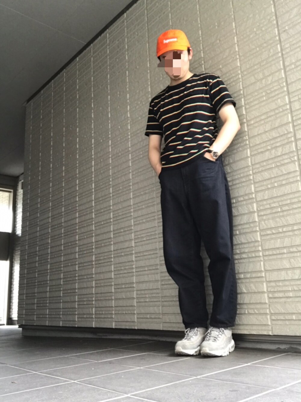 「夏コーデ、休日スタイル、夏だ！Tシャツ着よう！、スニーカーコーデ、デニムパンツ、ナイキ、キャップ、supreme、ボーダー、黒」｜「Supreme のアイテム（キャップ、オレンジ系）」を使った、trnkhtlさん（メンズ・172cm）の夏コーディネートの1枚目の写真