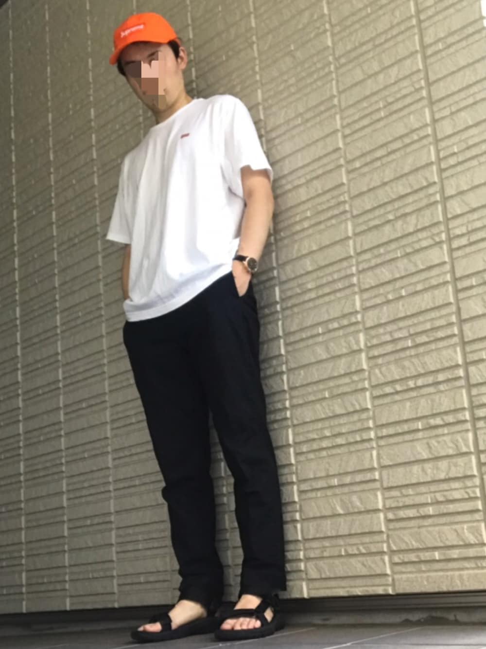 「ビッグシルエット、秋のコーデ、ラフコーデ、Tシャツ、夏の終わり、白Tシャツ、黒、キャップ、supreme、サンダル」｜「Supreme のアイテム（キャップ、オレンジ系）」を使った、trnkhtlさん（メンズ・172cm）の秋コーディネートの1枚目の写真