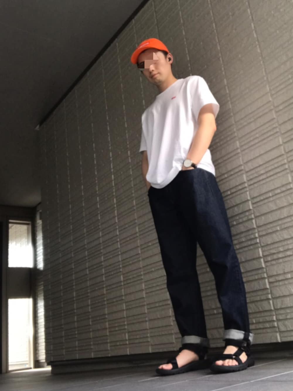 「秋のコーデ、シンプル、ストリートMIX、ユニクロ、ダニエルウェリントン、キャップ、オレンジ、supreme、teva、デニム」｜「Supreme のアイテム（キャップ、オレンジ系）」を使った、trnkhtlさん（メンズ・172cm）の秋コーディネートの1枚目の写真