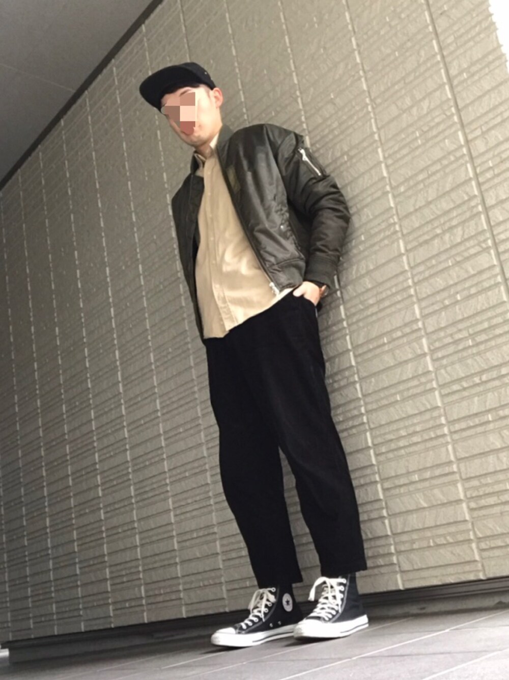 「カジュアルコーデ、大人コーデ、秋のコーデ、今日のコーデ、シンプルコーデ、MA-1、カーキ、コンバース、オールスター、キャップ」｜「Supreme のアイテム（キャップ、ブラック系）」を使った、trnkhtlさん（メンズ・172cm）の秋コーディネートの1枚目の写真