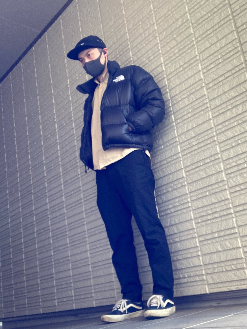 「秋冬コーデ、カジュアルコーデ、オトナカジュアル、UNIQLO、ユニクロ、黒スキニー、ダウンジャケット、シンプル、THE NORTH FACE、supreme」｜「Supreme のアイテム（キャップ、ブラック系）」を使った、trnkhtlさん（メンズ・172cm）の秋コーディネートの1枚目の写真