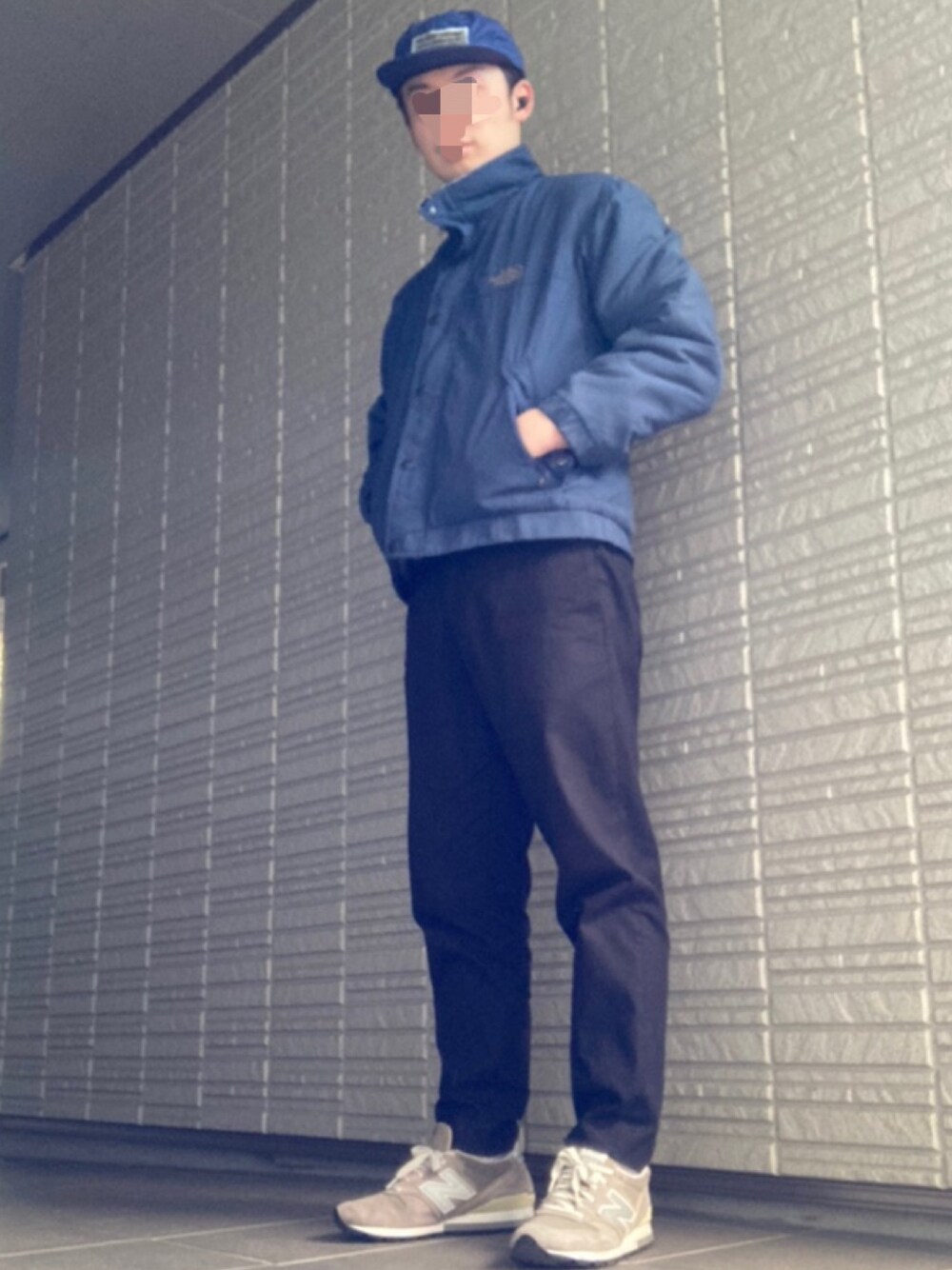 「冬コーデ、カジュアル、一押しのアウタースタイル、休日スタイル、あったかコーデ、ブルゾン、ネイビー、THE NORTH FACE、キャップ、New Balance」｜「Supreme のアイテム（キャップ、ブルー系）」を使った、trnkhtlさん（メンズ・172cm）の冬コーディネートの1枚目の写真