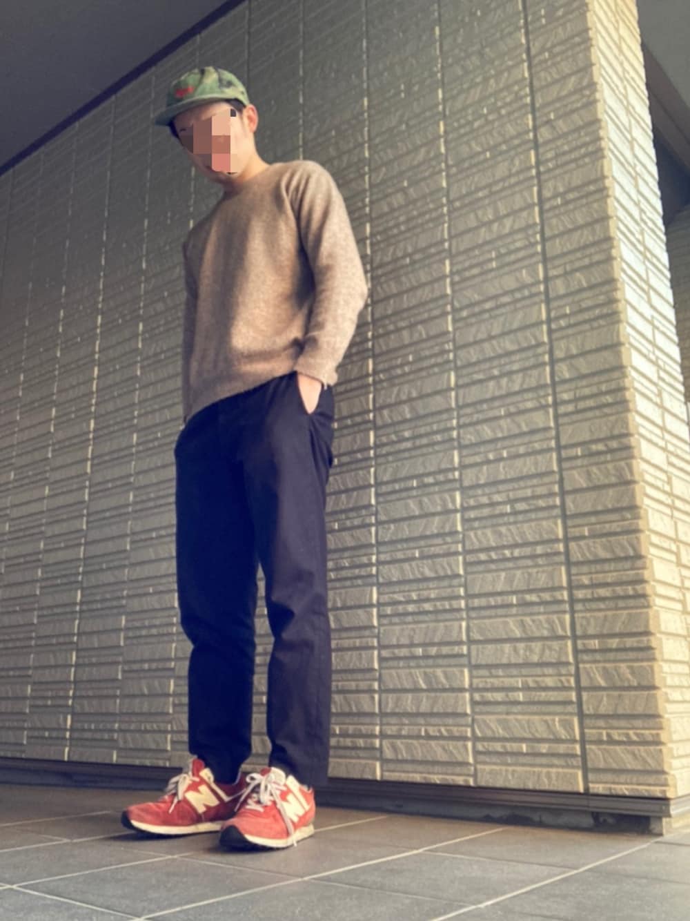 「休日スタイル、大人カジュアル、シンプル、春、スニーカー、スニーカーコーデ、ニット、New Balance、キャップ、supreme」｜「Supreme のアイテム（キャップ、グリーン系）」を使った、trnkhtlさん（メンズ・172cm）の冬コーディネートの1枚目の写真
