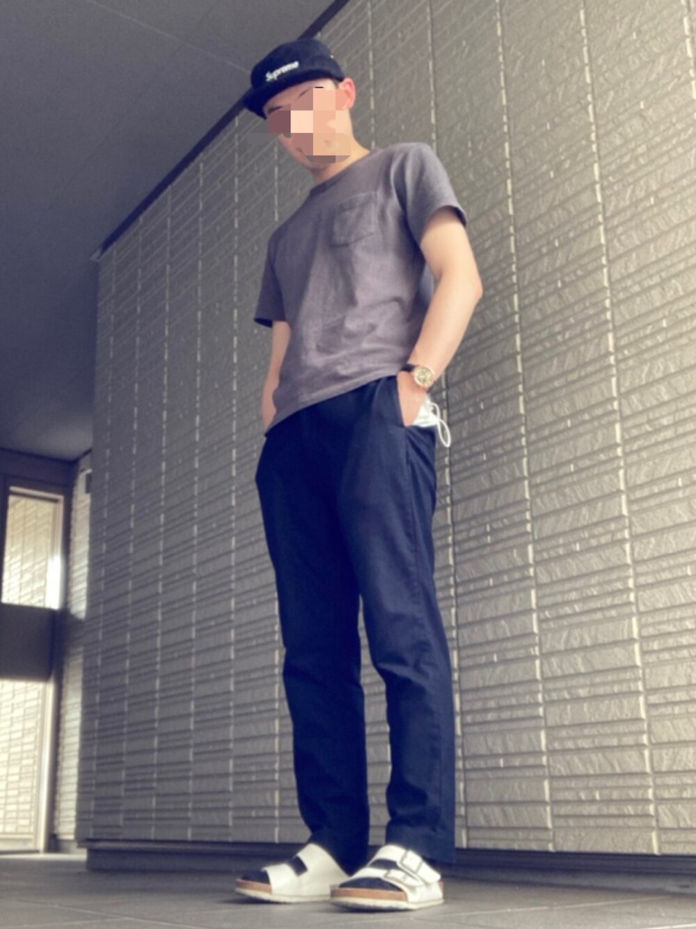 「今日のコーデ、大人カジュアル、ラフ、ラクチンコーデ、Tシャツ、カジュアル、黒Tシャツ、サンダル、tシャツ、キャップ」｜「Supreme のアイテム（キャップ、ブラック系）」を使った、trnkhtlさん（メンズ・172cm）の夏コーディネートの1枚目の写真