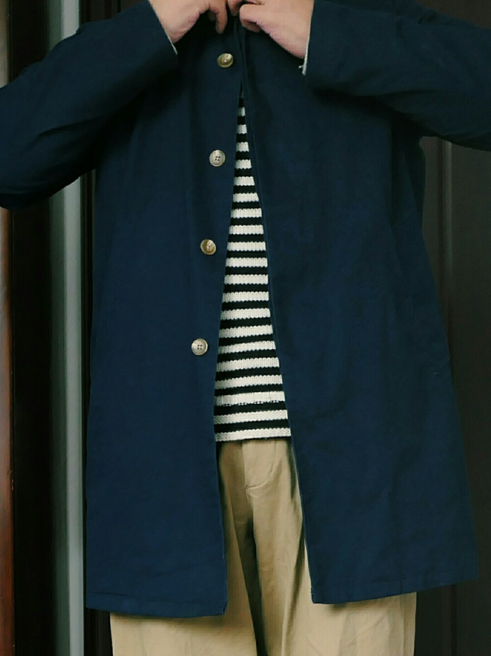 「Anniehall_officialのアイテム（トレンチコート、ブルー系）」を使った、别树さん（メンズ・180cm）の冬コーディネートの1枚目の写真