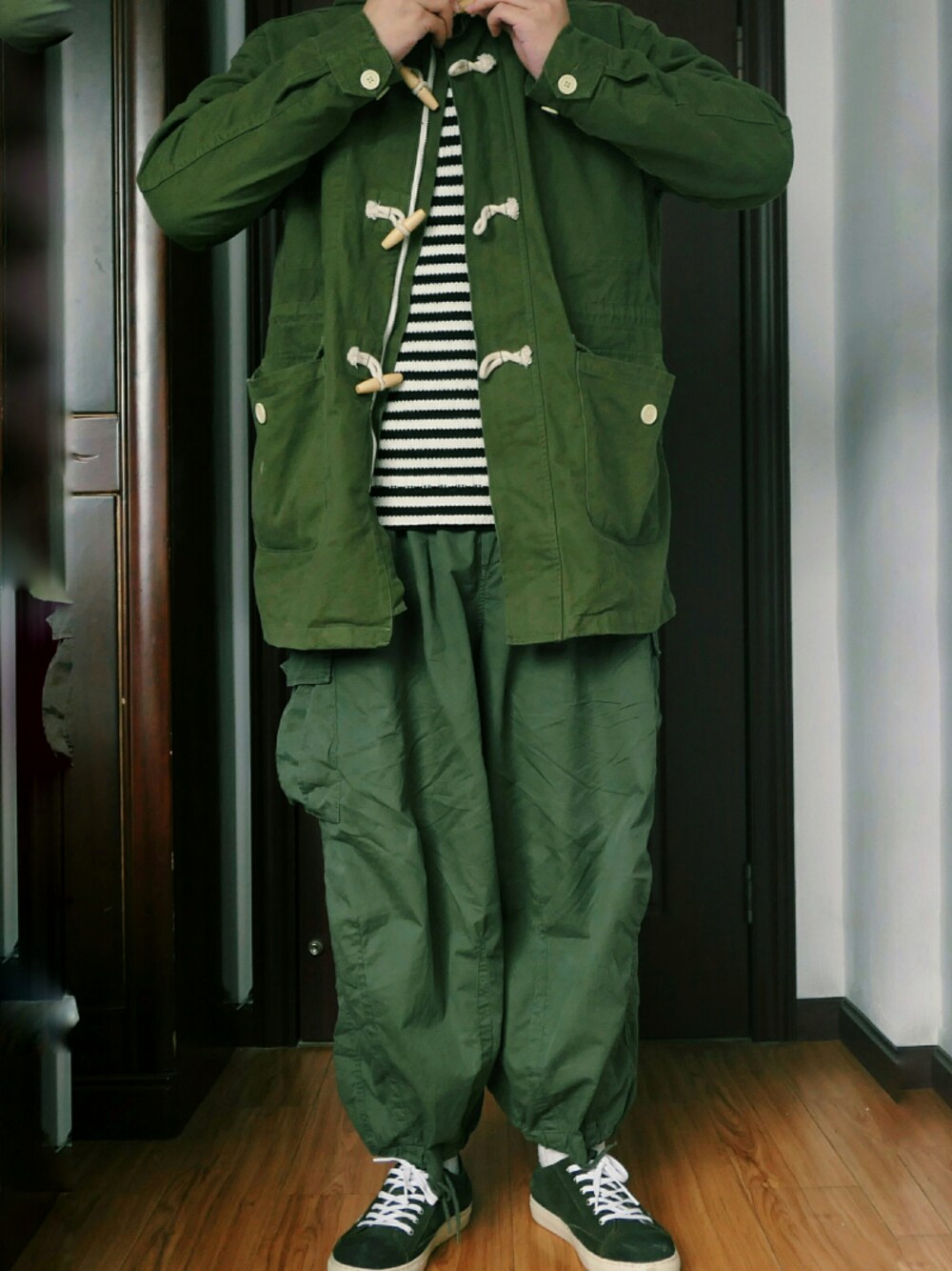 「Anniehall_officialのアイテム（チノパンツ、グリーン系）」を使った、别树さん（メンズ・180cm）の冬コーディネートの1枚目の写真