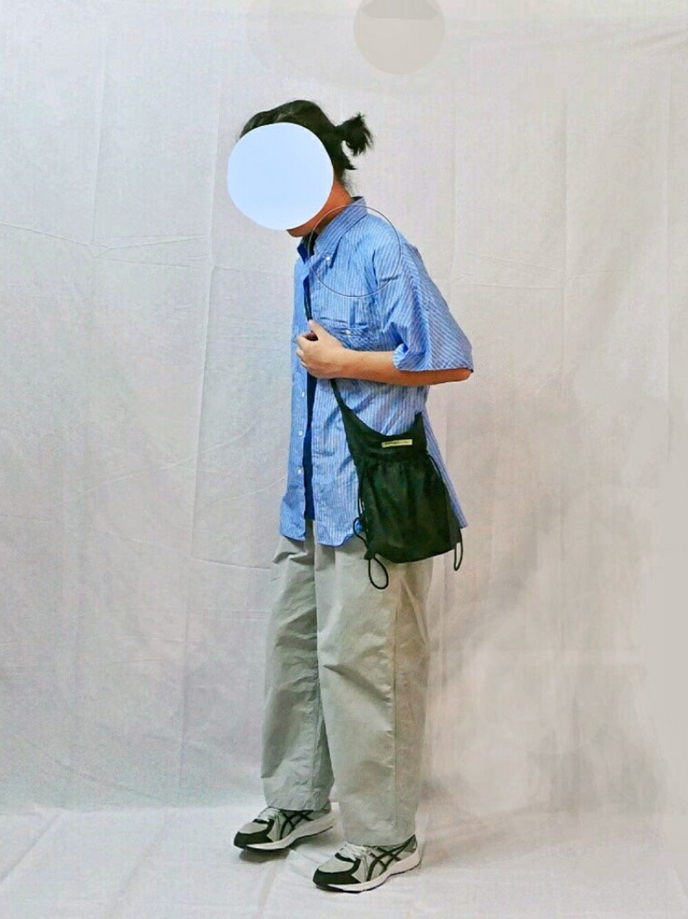 「neverseezのアイテム（チノパンツ、グレー系）」を使った、别树さん（メンズ・181cm）の夏コーディネートの1枚目の写真