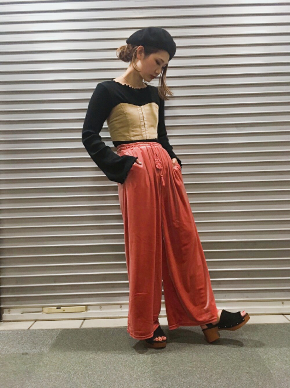 ピンク系のその他パンツ、ブラック系のTシャツ/カットソー、ベージュ系のその他トップスを着用したレディースの夏コーディネートの1枚目の写真