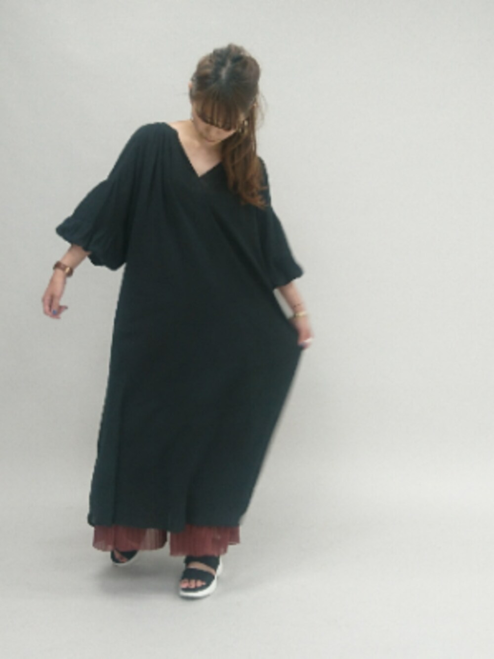 ブラック系のサンダル、ブラック系のワンピース、レッド系のその他パンツを着用したレディースの夏コーディネートの1枚目の写真