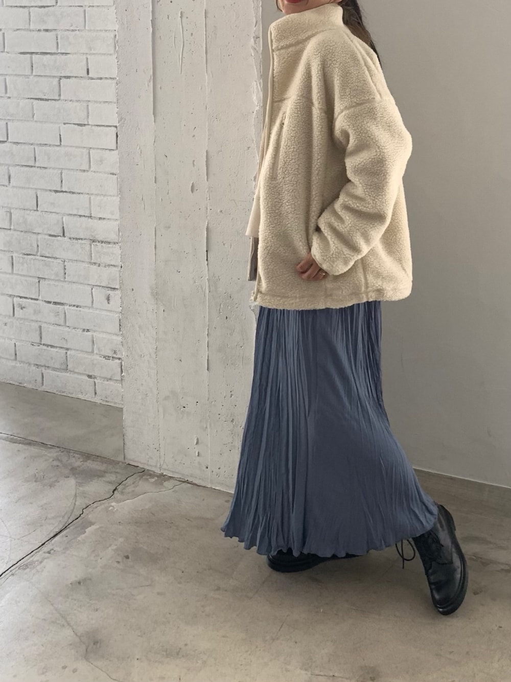 「カジュアル、冬コーデ、ローリーズファーム(LOWRYS FARM)、ボア、ハイネック、ブーツ、プリーツスカート、マキシスカート、ラフ」｜「LOWRYS FARMのサテンワッシャープリーツスカート　855005（スカート、ブルー系）」を使った、eritisさん（レディース・161cm）の秋コーディネートの1枚目の写真