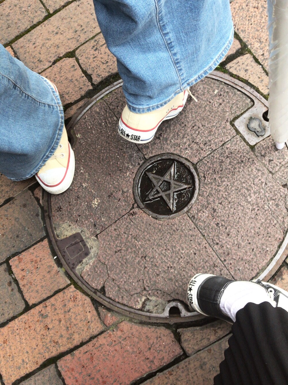 「コンバース オールスター」｜「CONVERSE ALL STARの【CONVERSE/定番】CANVAS ALL STAR OX 32160320/32160322/32160321/32160325（スニーカー、ホワイト系）」を使った、ほんださん（レディース・143cm）の秋コーディネートの1枚目の写真