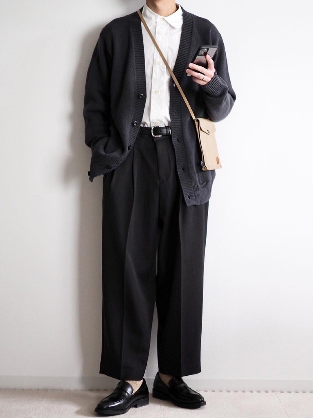 グレー系のカーディガン/ボレロ、ホワイト系のシャツ/ブラウス、ブラック系のスラックスを着用したメンズの春コーディネートの1枚目の写真