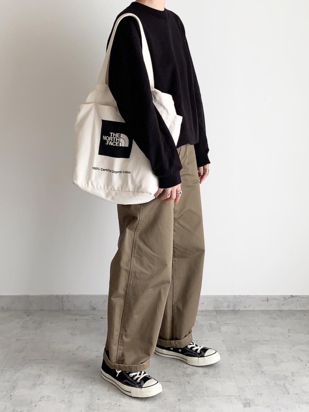 「秋のコーデ、スニーカー、シンプルコーデ、カジュアル、コンバース、カジュアルコーデ、プチプラ、カーブパンツ」｜「UNIQLOのスウェットプルオーバー（長袖）（パーカー、ブラック系）」を使った、MIHOさん（レディース・163cm）の秋コーディネートの1枚目の写真