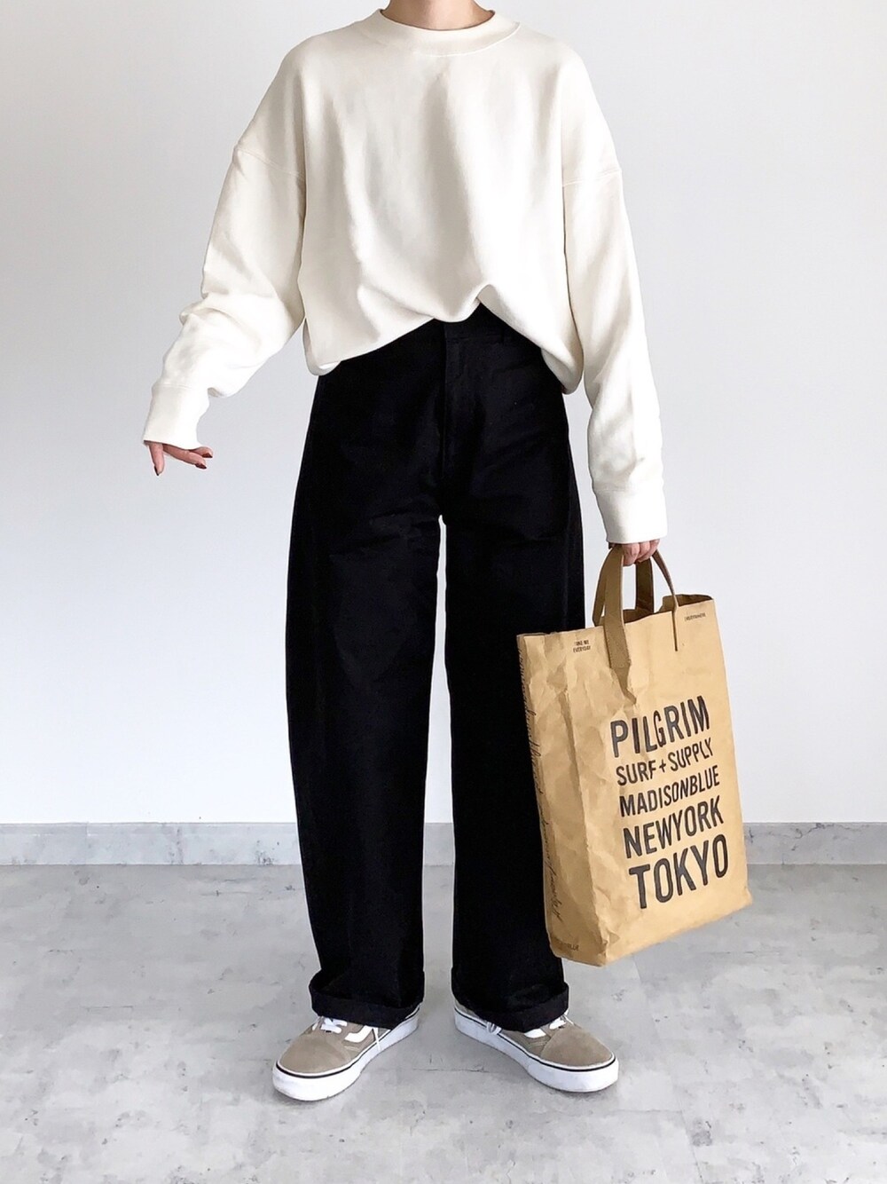 「カジュアルコーデ、オトナカジュアル、パンツスタイル、スウェット、シンプル、プチプラ、モノトーン、スニーカー」｜「UNIQLOのアイテム（スウェット、ホワイト系）」を使った、MIHOさん（レディース・163cm）の秋コーディネートの1枚目の写真