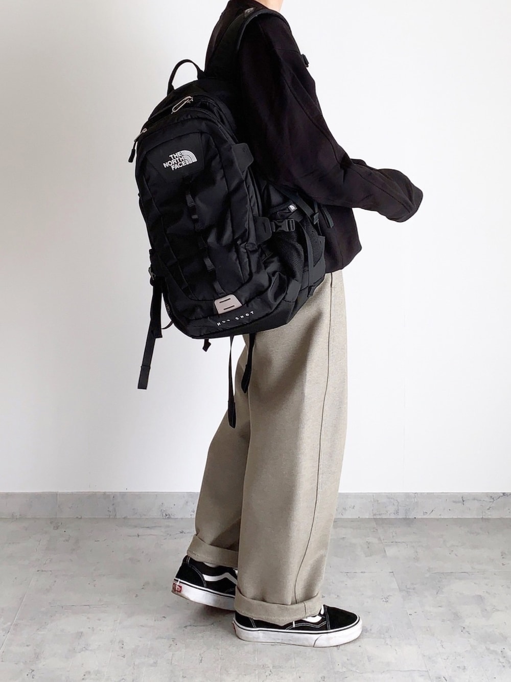 「秋コーデ、カジュアル、ゆるコーデ、シンプル、プチプラ、スウェット、UNIQLO」｜「THE NORTH FACEのザ・ノース・フェイス デイパック / ホットショットクラシック（バックパック/リュック、ブラック系）」を使った、MIHOさん（レディース・163cm）の秋コーディネートの1枚目の写真