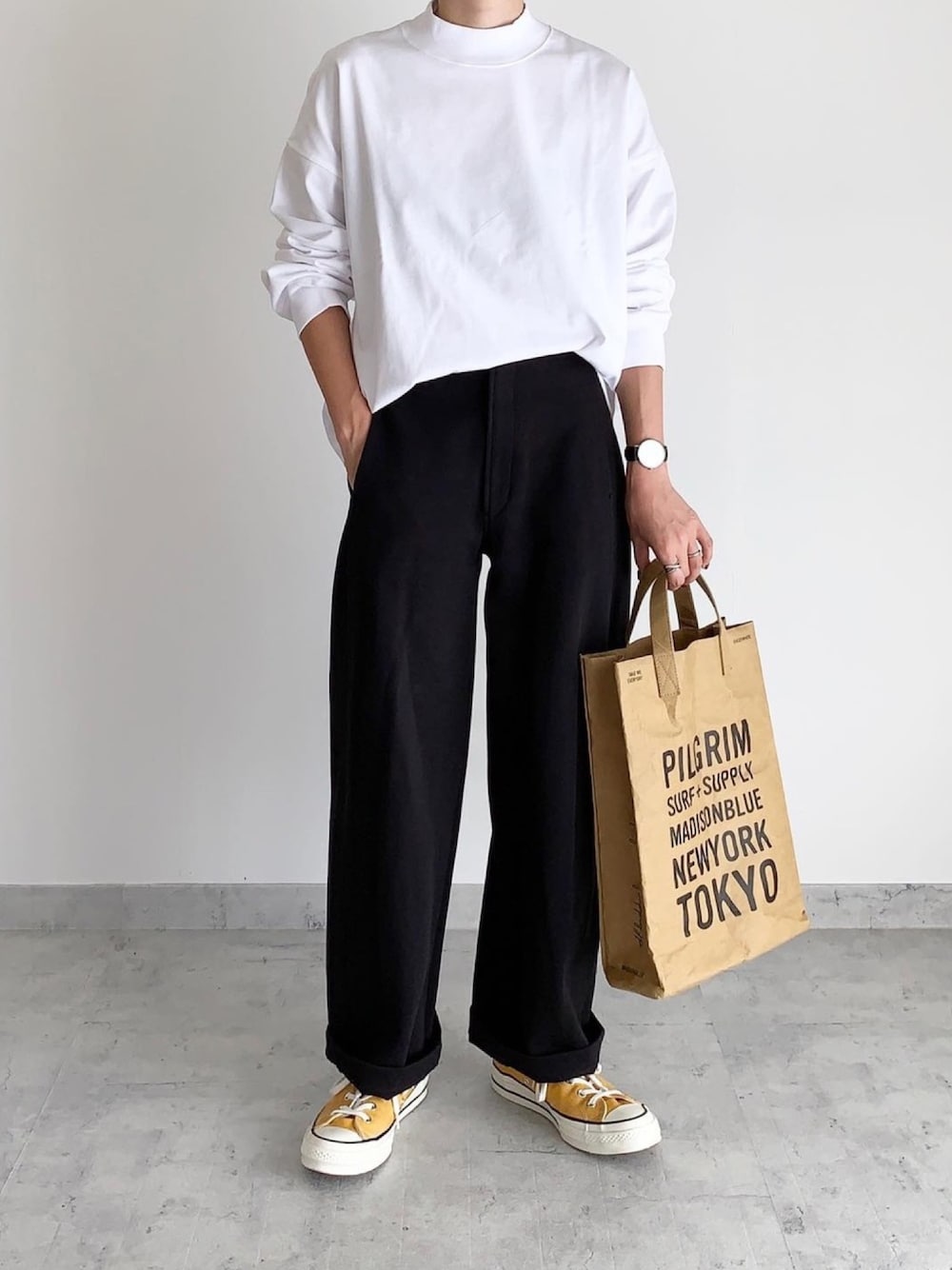 ホワイト系のTシャツ/カットソー、ブラック系のその他パンツ、イエロー系のスニーカーを着用したレディースの秋コーディネートの1枚目の写真