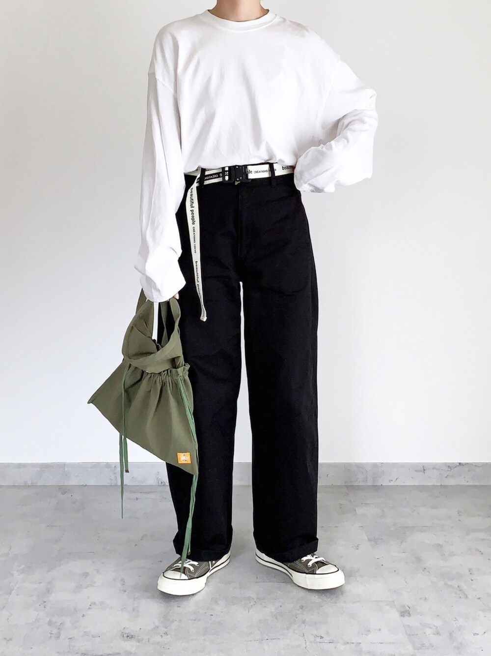 「大人カジュアル、プチプラコーデ、秋コーデ、パンツスタイル、カジュアル、プチプラ、モノトーン、UNIQLO」｜「UNIQLOのワイドフィットカーブパンツ（その他パンツ、ブラック系）」を使った、MIHOさん（レディース・163cm）の秋コーディネートの1枚目の写真