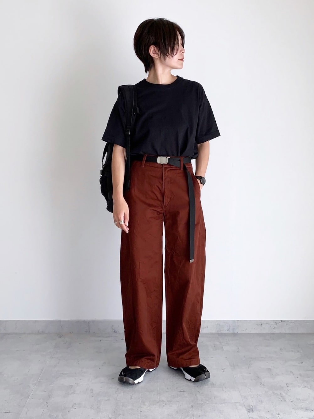 「秋コーデ、カジュアル、カジュアルコーデ、プチプラコーデ、シンプル、UNIQLO、メンズライク」｜「UNIQLOのワイドフィットカーブパンツ（その他パンツ、ブラウン系）」を使った、MIHOさん（レディース・163cm）の秋コーディネートの1枚目の写真