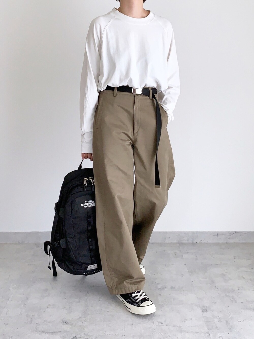 「カジュアル、オトナカジュアル、秋コーデ、プチプラ、シンプル、秋のカフェオレコーデ、メンズライク」｜「UNIQLOのワイドフィットカーブパンツ（その他パンツ、ベージュ系）」を使った、MIHOさん（レディース・163cm）の秋コーディネートの1枚目の写真