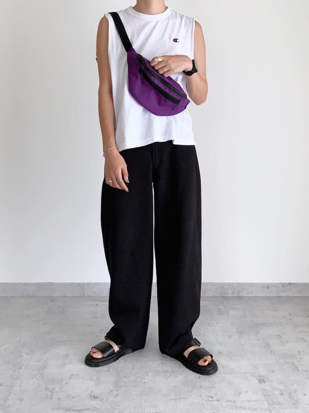 「カジュアルコーデ、シンプルコーデ、オトナカジュアル、モノトーン、プチプラ、夏コーデ、ラフ」｜「UNIQLOのワイドフィットカーブジャージーパンツ(丈標準72～74cm）（その他パンツ、ブラック系）」を使った、MIHOさん（レディース・163cm）の夏コーディネートの1枚目の写真