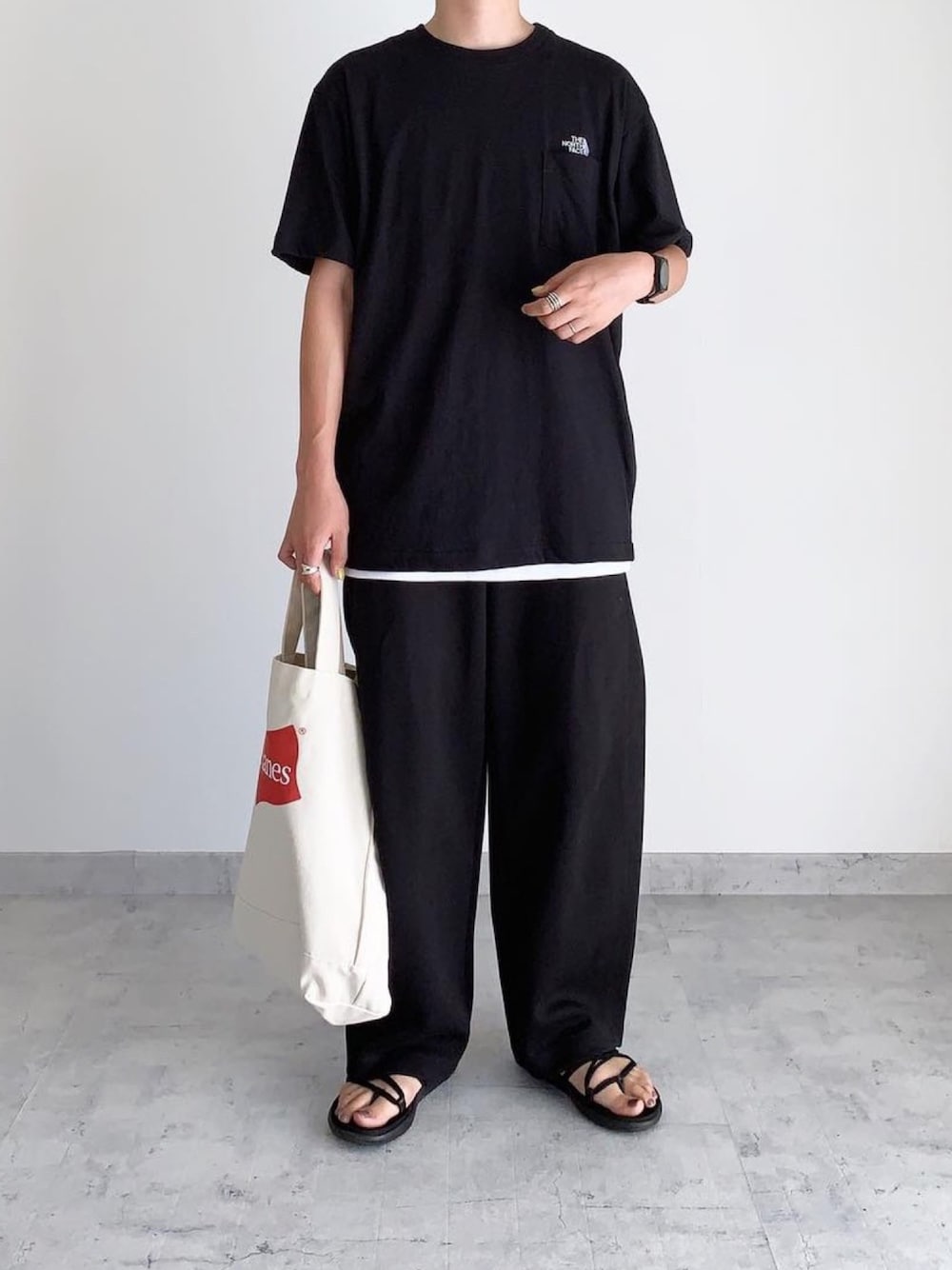 「モノトーン、カジュアル、ラフ、ブラック、メンズライク、カジュアルコーデ、オーバーサイズ」｜「UNIQLOのワイドフィットカーブジャージーパンツ(丈標準72～74cm）（その他パンツ、ブラック系）」を使った、MIHOさん（レディース・163cm）の夏コーディネートの1枚目の写真