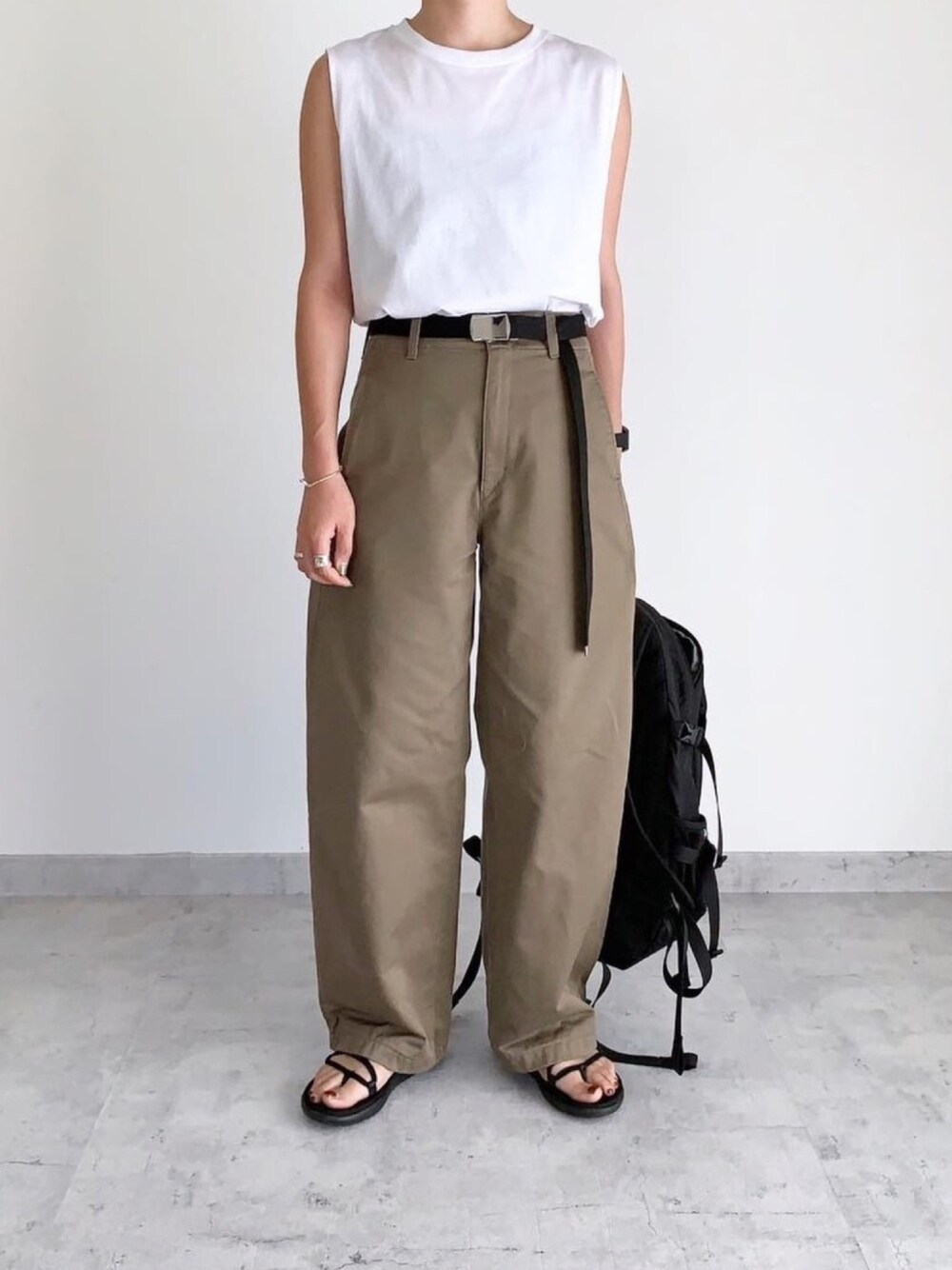 「カジュアル、メンズライク、シンプル、プチプラコーデ」｜「UNIQLOのワイドフィットカーブパンツ（その他パンツ、ブラック系）」を使った、MIHOさん（レディース・163cm）の夏コーディネートの1枚目の写真