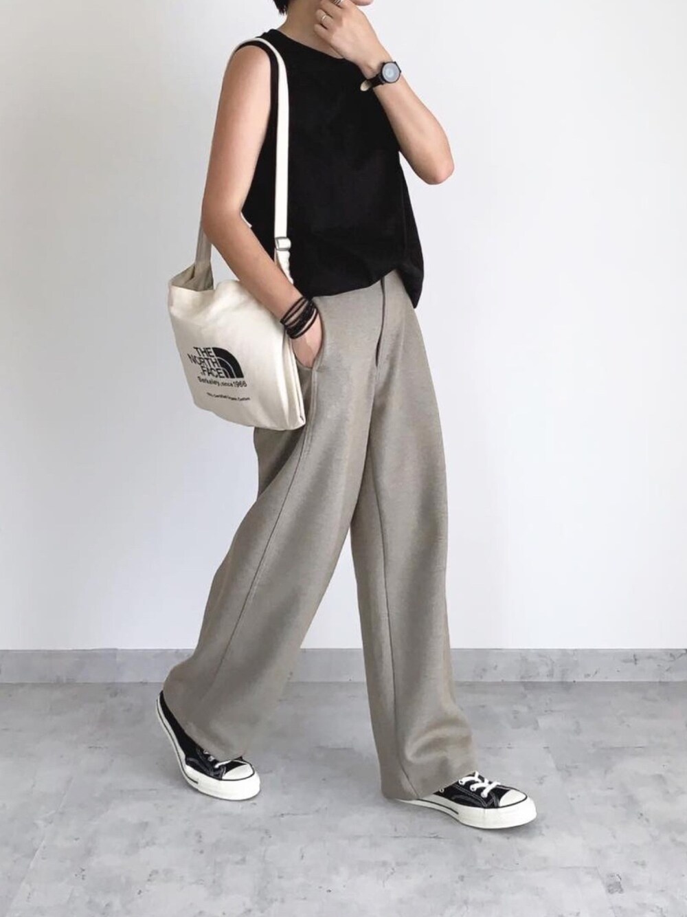 「プチプラ、シンプル、カジュアルコーデ」｜「UNIQLOのワイドフィットカーブジャージーパンツ(丈標準72～74cm）（その他パンツ、ベージュ系）」を使った、MIHOさん（レディース・163cm）の夏コーディネートの1枚目の写真