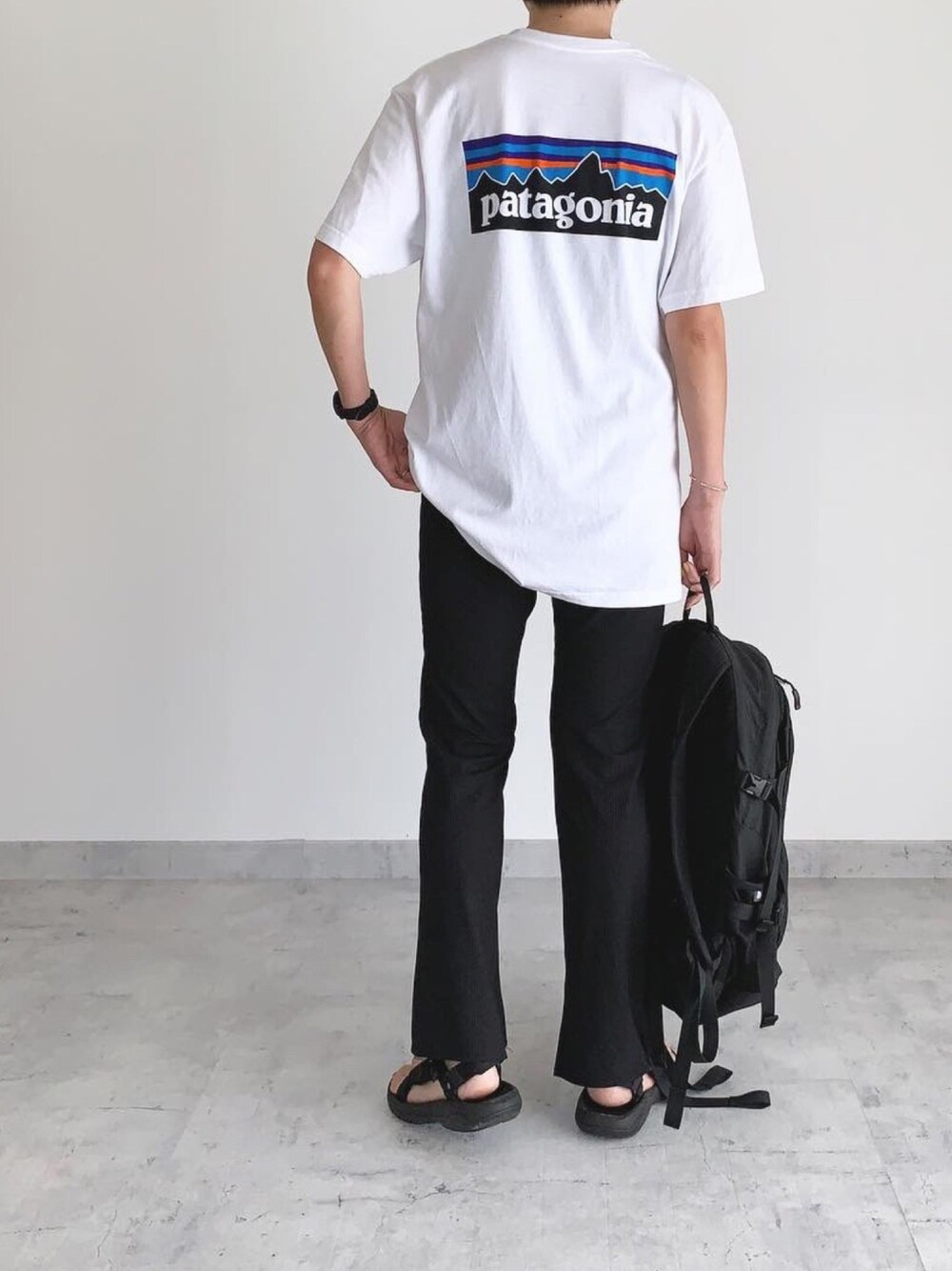 「カジュアル、モノトーン、シンプル、ゆるコーデ」｜「GUのアイテム（パンツ、ブラック系）」を使った、MIHOさん（レディース・163cm）の夏コーディネートの1枚目の写真