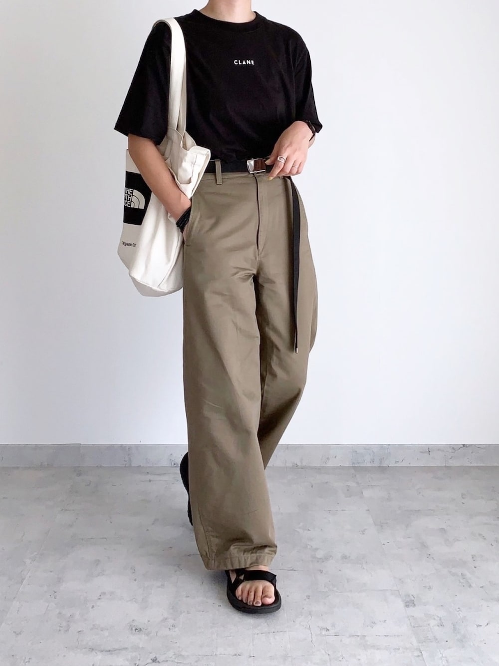 「カジュアル、メンズライク、シンプル、夏コーデ、プチプラ」｜「UNIQLOのワイドフィットカーブパンツ（その他パンツ、ベージュ系）」を使った、MIHOさん（レディース・163cm）の夏コーディネートの1枚目の写真