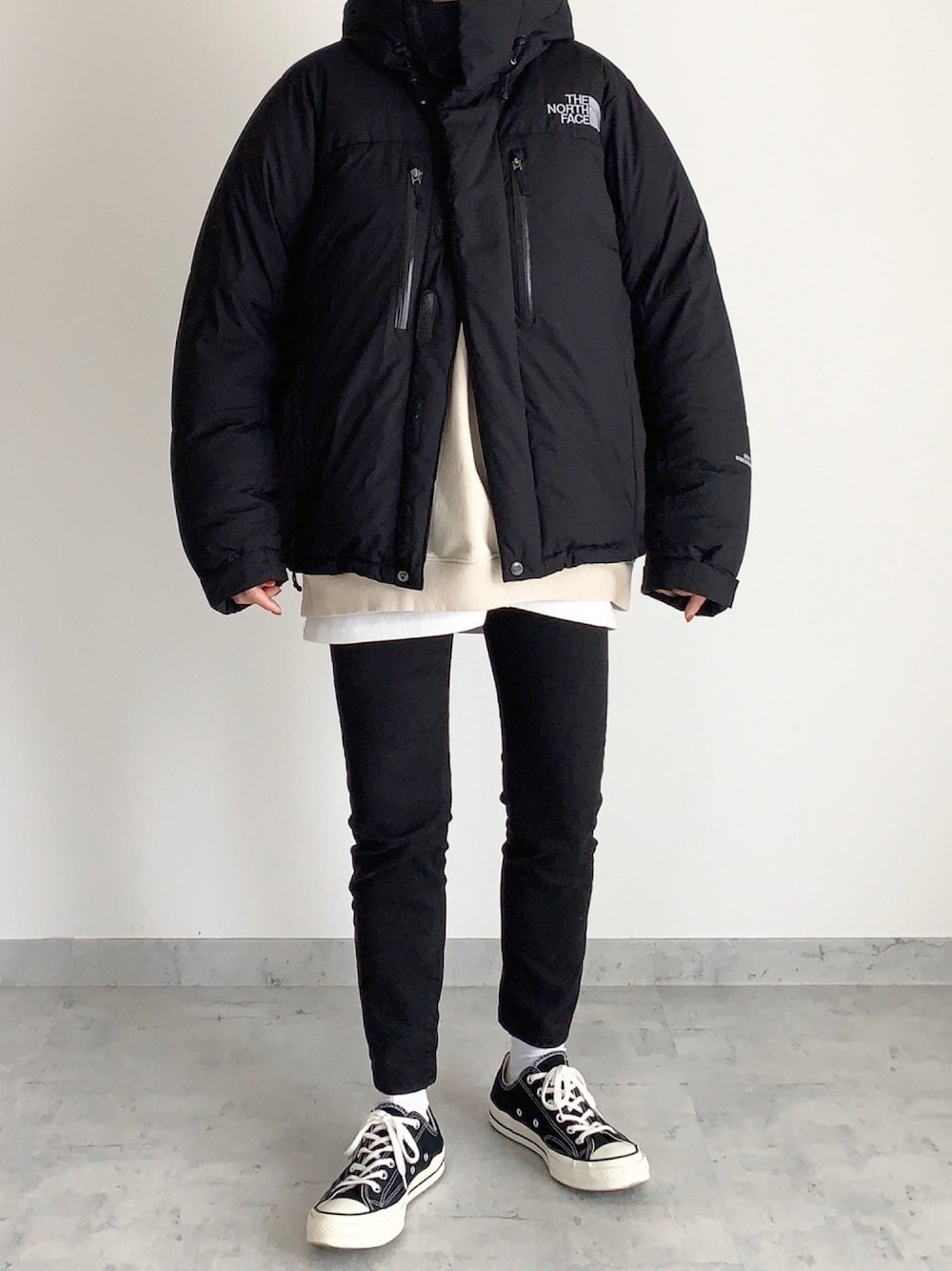 「カジュアルコーデ、パンツスタイル、スニーカー、シンプル、ブラック、モノトーン、カジュアル」｜「THE NORTH FACEのTHE NORTH FACE/ノースフェイス BALTRO LIGHT JACKET/バルトロ ライト ジャケット（ダウンジャケット/コート、ブラック系）」を使った、MIHOさん（レディース・163cm）の冬コーディネートの1枚目の写真