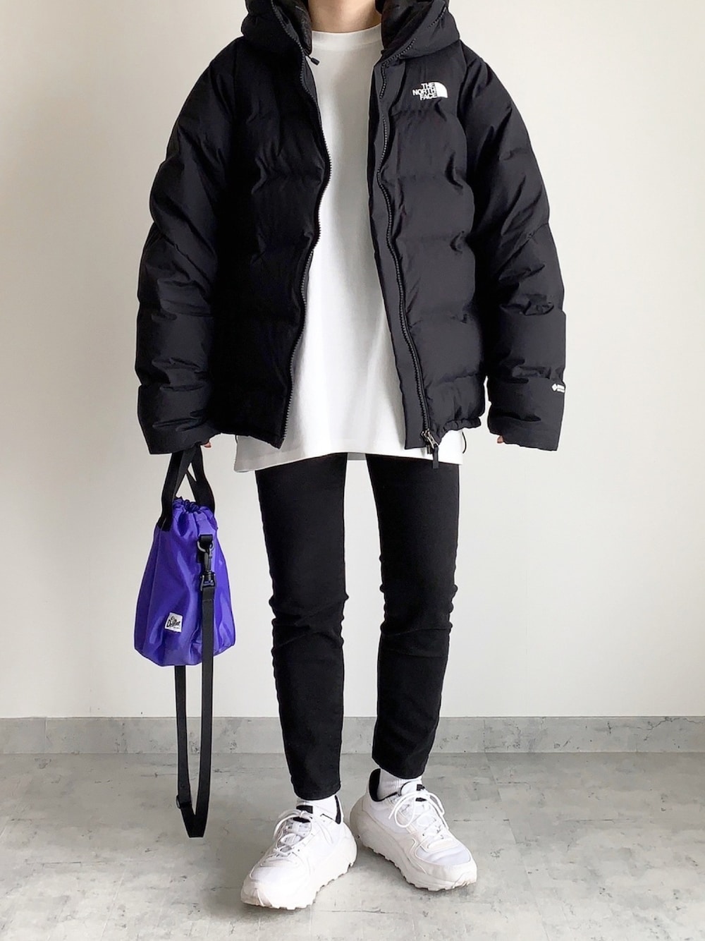 「大人カジュアル、パンツスタイル、カジュアルコーデ、モノトーン、メンズライク、THE NORTH FACE、オーバーサイズ、スニーカーコーデ」｜「OUVのstretch straight skinny（その他パンツ、ブラック系）」を使った、MIHOさん（レディース・163cm）の冬コーディネートの1枚目の写真