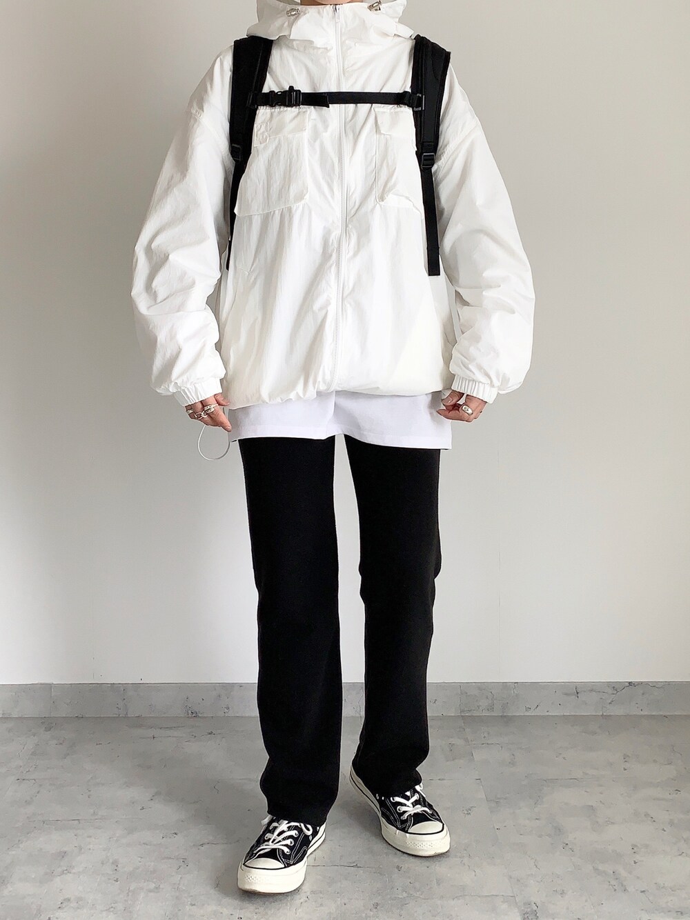 「春コーデ、カジュアル、カジュアルコーデ、モノトーン、スニーカー、メンズライク、オーバーサイズ、リュック」｜「OUVのzip-up mountain parka（ブルゾン、ホワイト系）」を使った、MIHOさん（レディース・163cm）の春コーディネートの1枚目の写真
