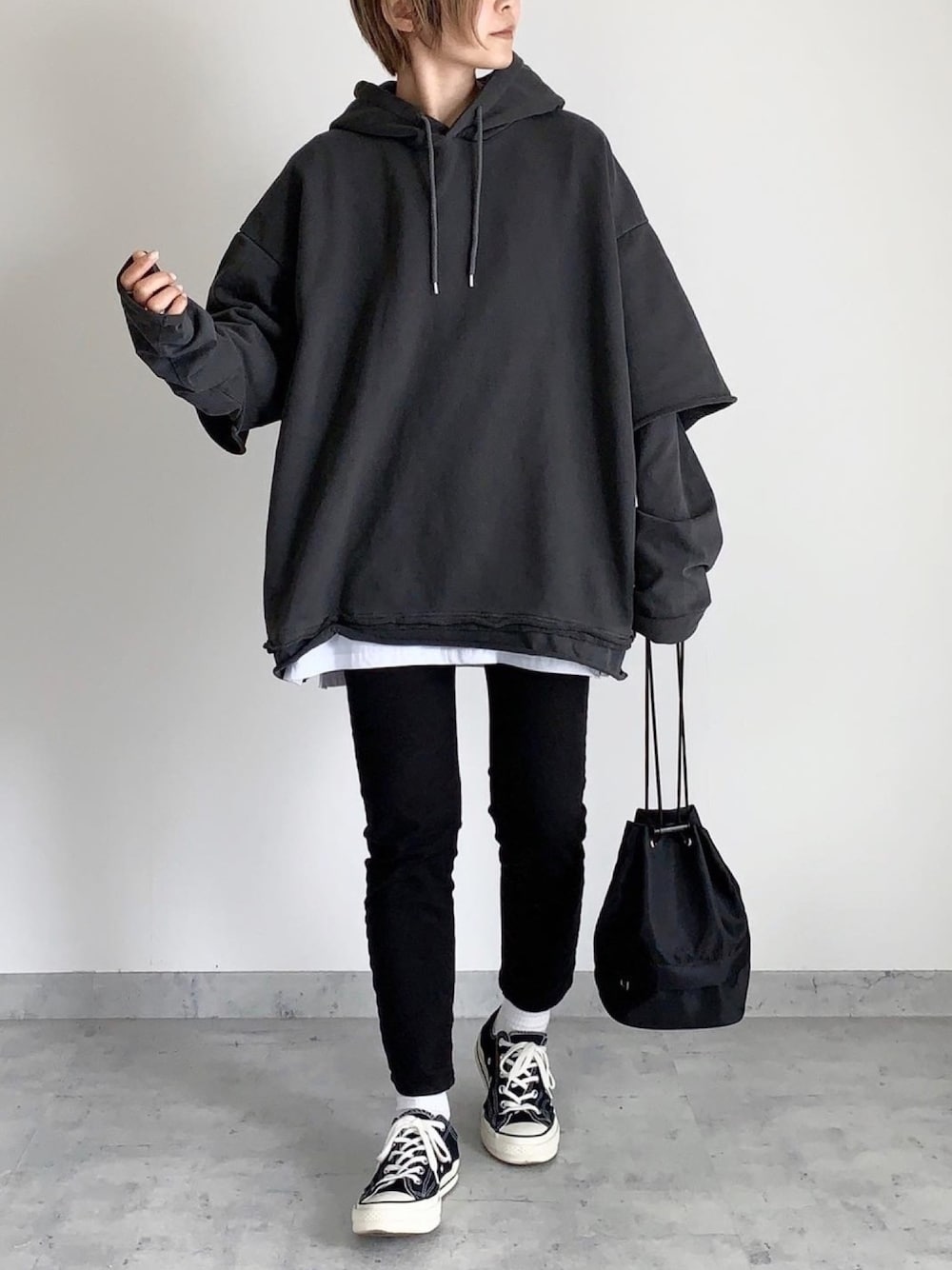 「シンプル、カジュアル、モノトーン、春コーデ、メンズライク、ブラック、スニーカー」｜「OUVのbasic tank top（タンクトップ、ホワイト系）」を使った、MIHOさん（レディース・163cm）の春コーディネートの1枚目の写真