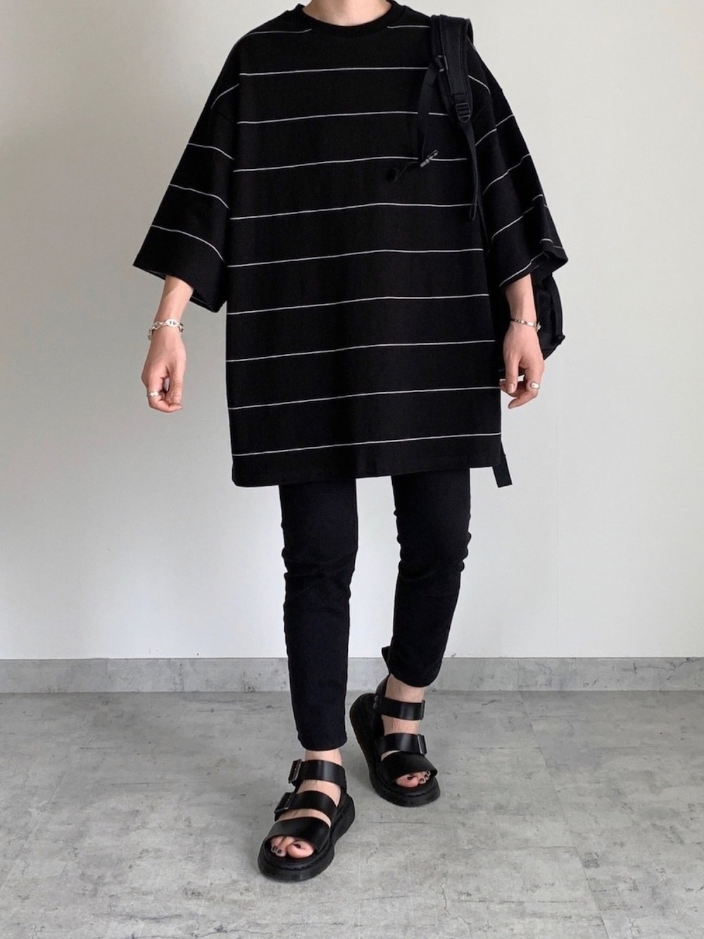 「カジュアル、シンプルコーデ、ブラック、夏コーデ、モノトーン、オーバーサイズ、ビッグシルエット、OUV」｜「OUVのstretch straight skinny（その他パンツ、ブラック系）」を使った、MIHOさん（レディース・163cm）の春コーディネートの1枚目の写真