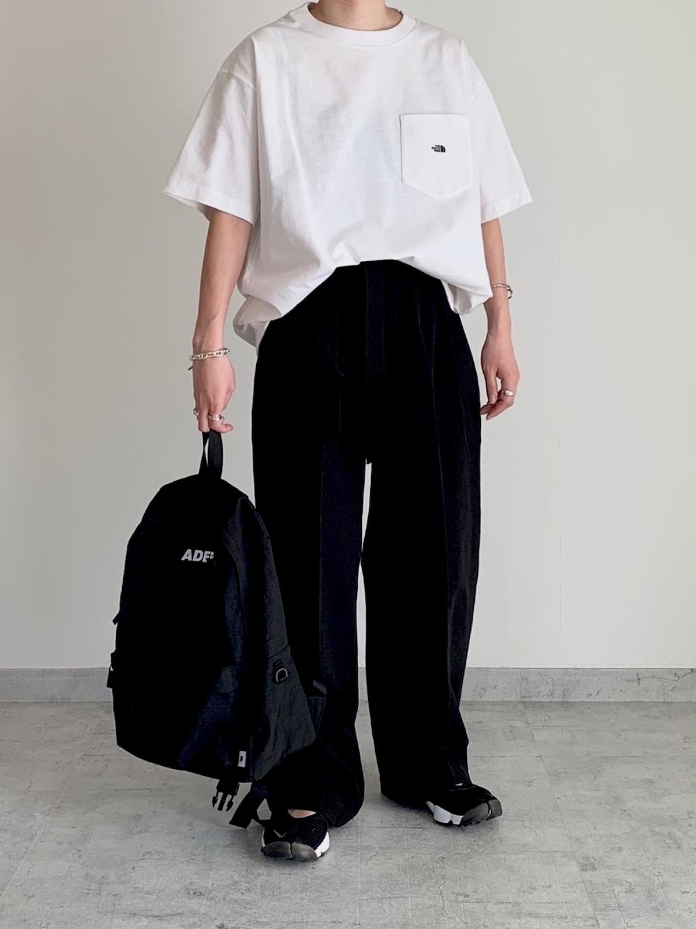 「カジュアル、シンプルコーデ、モノトーン、メンズライク、オーバーサイズ、リュック、夏コーデ、OUV」｜「THE NORTH FACE PURPLE LABELの＜THE NORTH FACE PURPLE LABEL＞ EX for monkey time 7oz POC SSL TEE/Tシャツ □□（Tシャツ/カットソー、ホワイト系）」を使った、MIHOさん（レディース・163cm）の春コーディネートの1枚目の写真