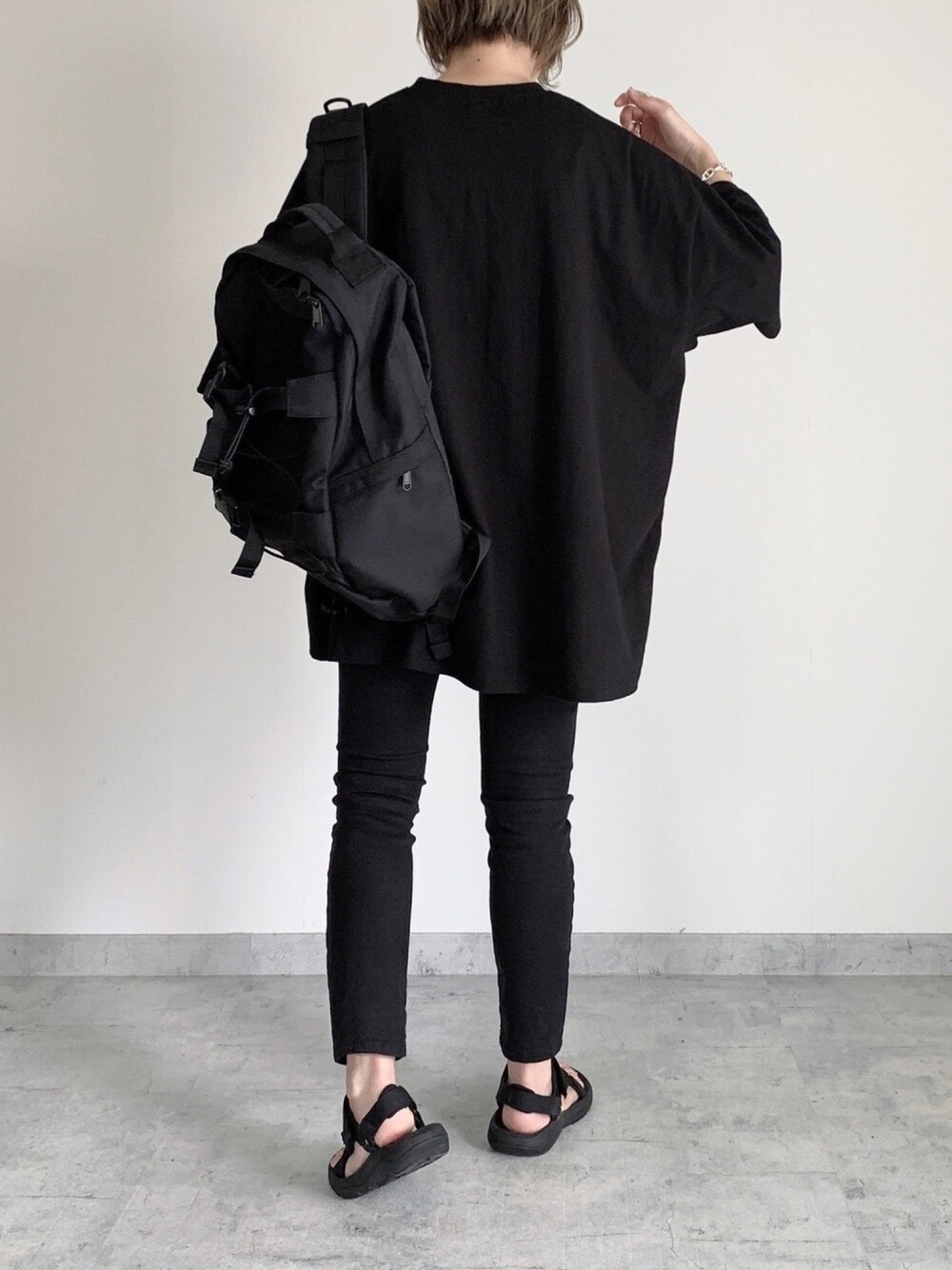 「シンプルコーデ、カジュアル、モノトーン、ブラック、夏コーデ、ワントーンコーデ、OUV、メンズライク」｜「OUVのbig pocket T-shirt（Tシャツ/カットソー、ブラック系）」を使った、MIHOさん（レディース・163cm）の夏コーディネートの1枚目の写真