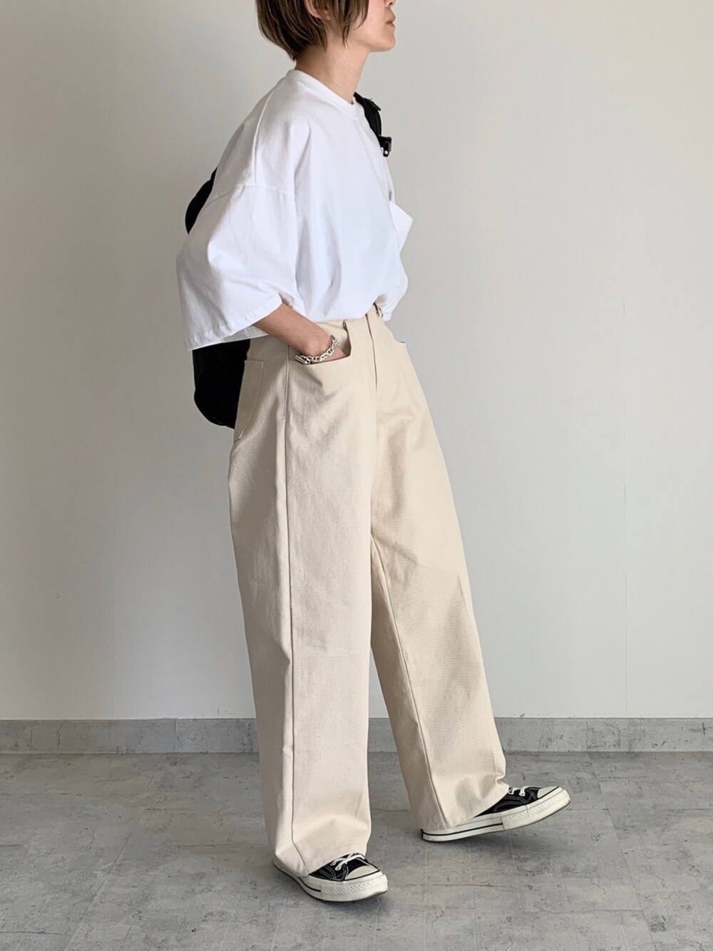 「夏コーデ、ワイドパンツ、カジュアル、シンプルコーデ、ワントーンコーデ、オーバーサイズ、スニーカー、OUV」｜「OUVのwide tapered jeans（その他パンツ、ホワイト系）」を使った、MIHOさん（レディース・163cm）の夏コーディネートの1枚目の写真