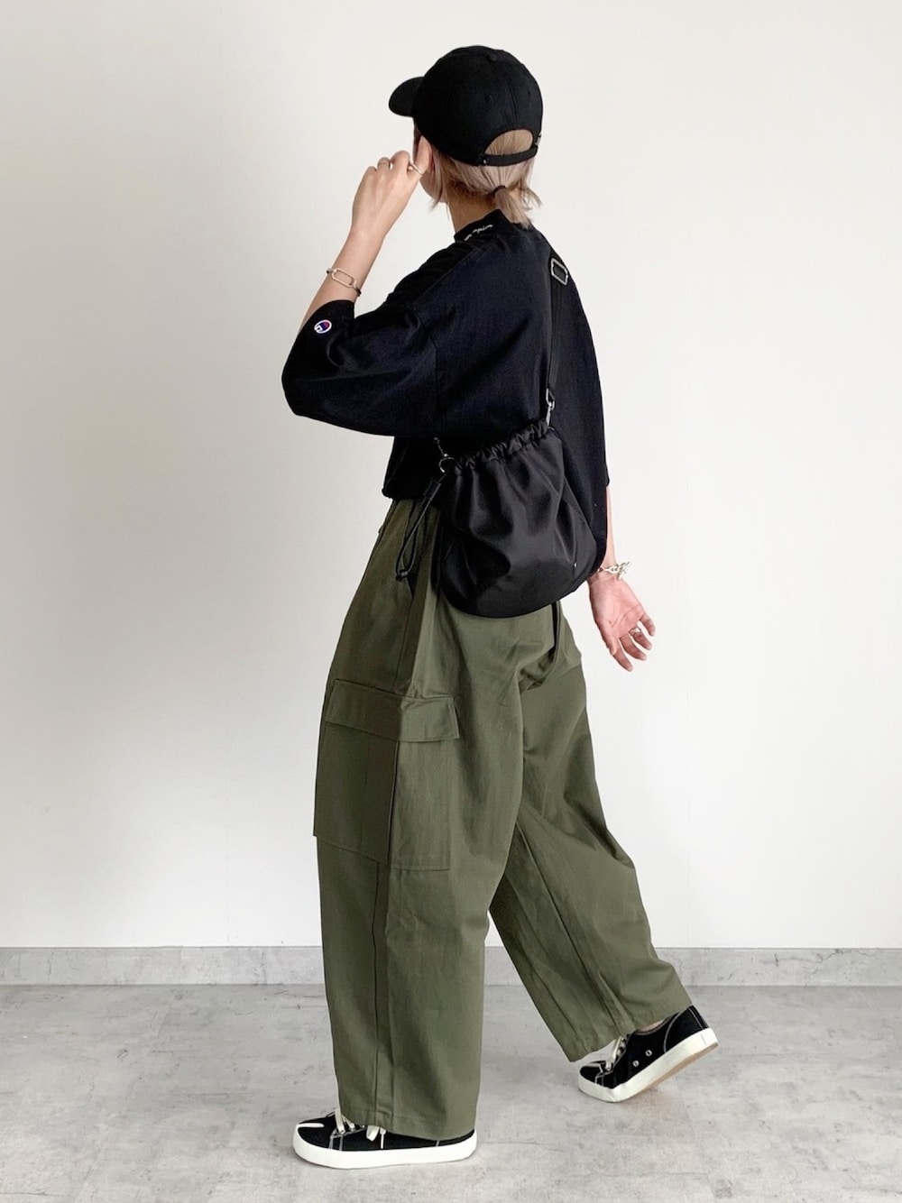 「カジュアル、シンプルコーデ、メンズライク、休日スタイル、スニーカー、ワイドパンツ、ゆるコーデ」｜「OUVのdrawstring bag（ショルダーバッグ、ブラック系）」を使った、MIHOさん（レディース・163cm）の秋コーディネートの1枚目の写真